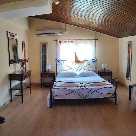 איוי תיאודורי Evas Guesthouse מראה חיצוני תמונה